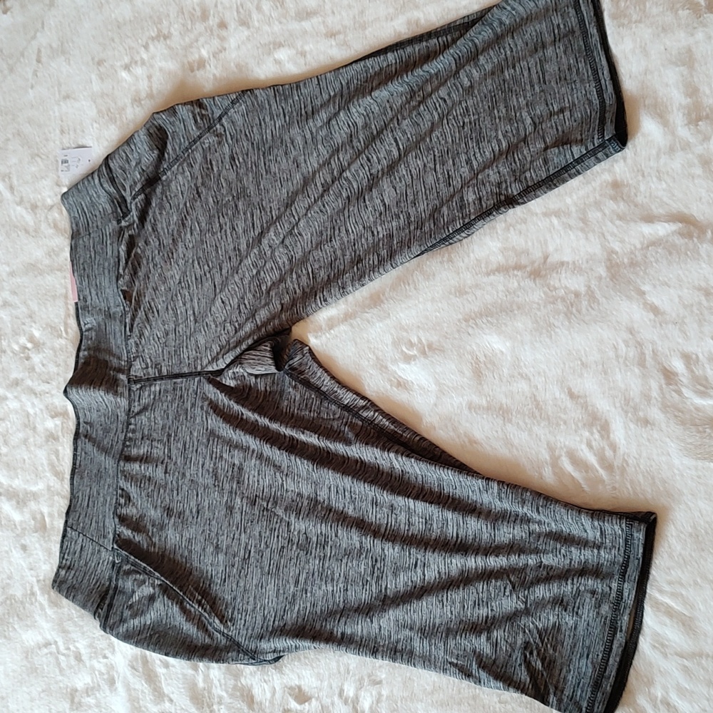 New Livi Active grayish stripe Capri leggings, 26/28